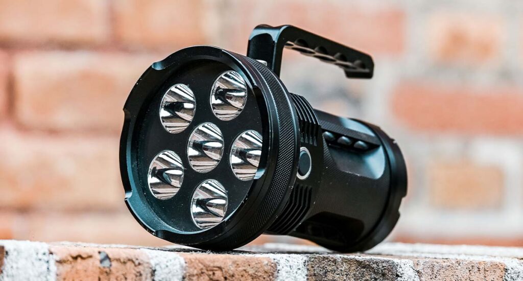 Bien choisir sa lampe torche pour le camping