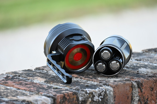 les accus d'une lampe torche