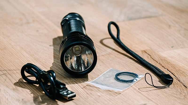 Une lampe torche pour le camping avec tous les accessoires